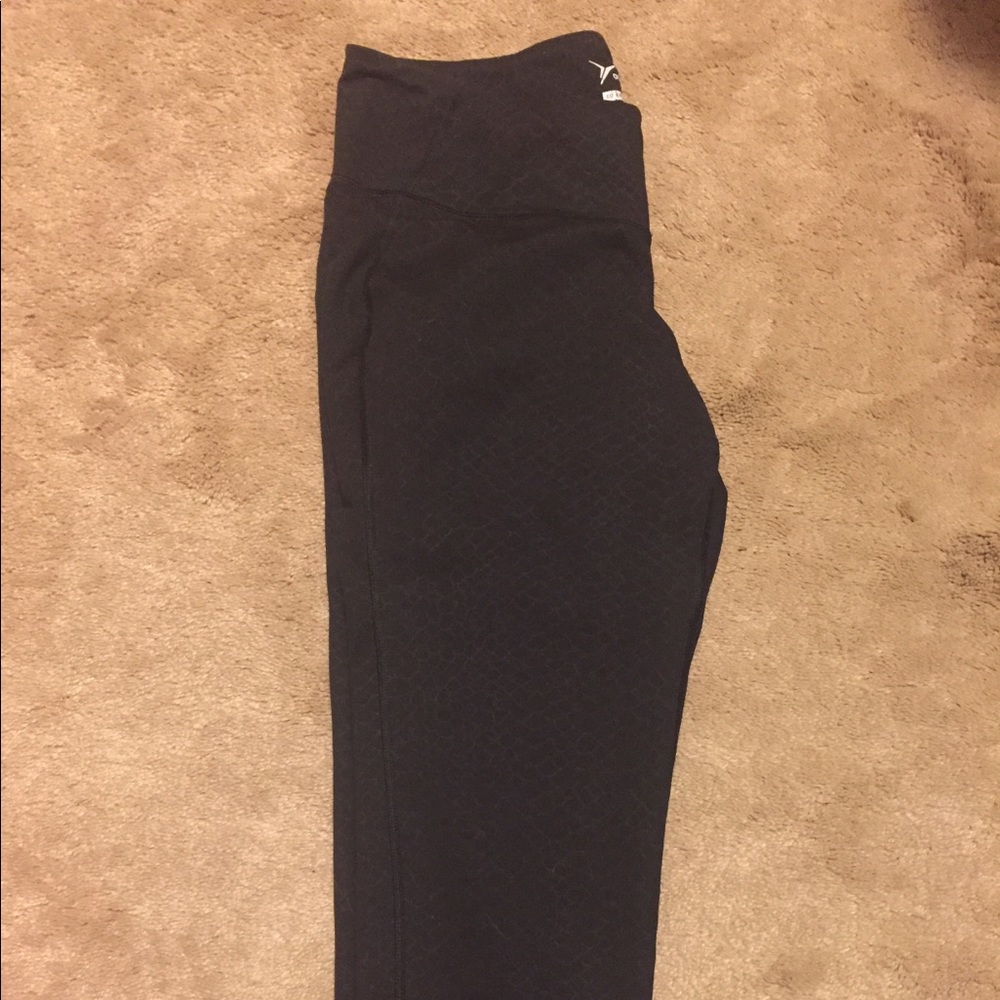 Old navy black cropped leggings